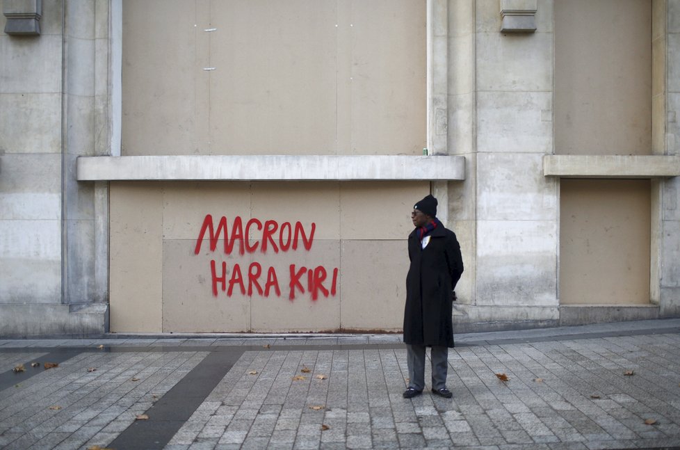 Úklid spouště, kterou způsobily protesty žlutých vest v Paříži (9.12.2018).