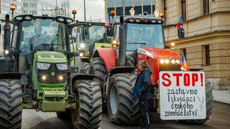 Zemědělci vyklidili pražskou magistrálu. V centru se demonstranti střetli se svými odpůrci