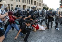 Rozbité výlohy, zavřené metro a zranění policisté: Protesty v St. Louis ovládlo násilí