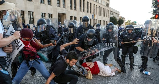 Rozbité výlohy, zavřené metro a zranění policisté: Protesty v St. Louis ovládlo násilí