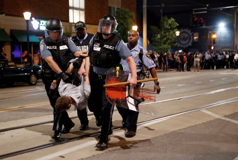 Policie zatýkala při násilných protestech v St. Louis
