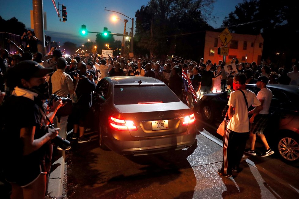 Policie zatýkala při násilných protestech v St. Louis