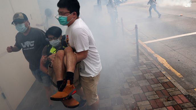 Policie v Hongkongu použila slzný plyn k rozehnání demonstrace proti zákonu o národní bezpečnosti navrhovanému Pekingem.