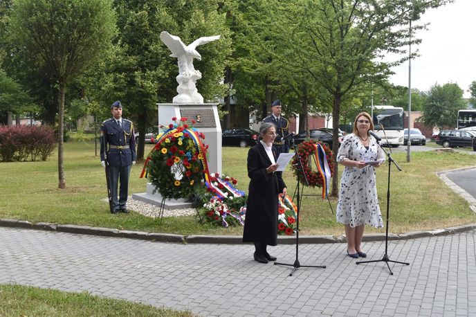 Pomník Gheroghe Bănciulescovi před Podhorskou nemocnicí v Rýmařově. Pomník Gheroghe Bănciulescovi před Podhorskou nemocnicí v Rýmařově.
