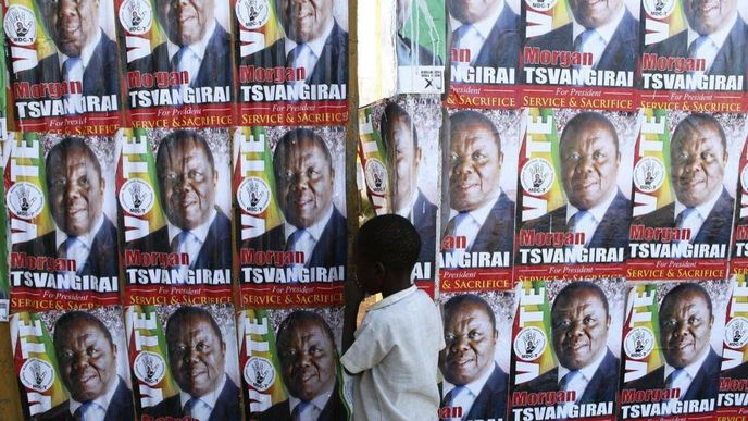 Opoziční kandidát a současný premiér Morgan Tsvangirai oslovoval voliče především ve městech.