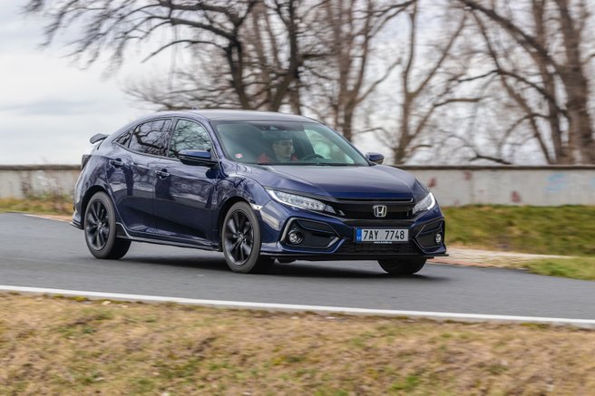 Honda Civic 1.0 Turbo CVT Executive Sport Line: Proti trendům