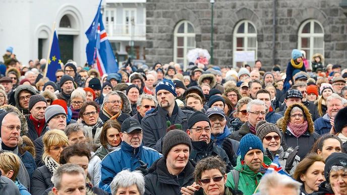 Proti vládě. Od rozhodnutí Gunnlaugssonovy vlády stáhnout islandskou žádost o členství v Evropské unii se denně plní ulice Reykjavíku přinejmenším stovkami lidí, kteří dávají najevo, že s tím nesouhlasí. V případě Islandu, který má zhruba 320 tisíc obyvatel, to lze považovat za masové demonstrace.