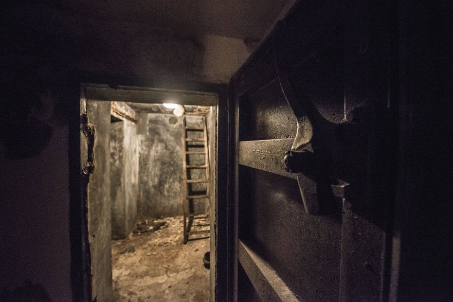 Pod Smíchovským nádraží se nacházejí místnosti, ty dříve plnohodnotně sloužily jako atomový kryt.