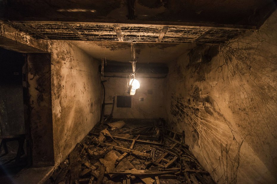 Pod Smíchovským nádraží se nacházejí místnosti, ty dříve plnohodnotně sloužily jako atomový kryt.
