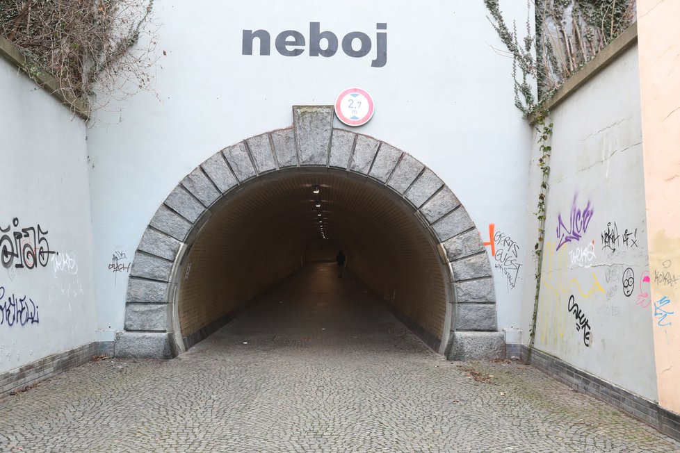 Vstup do žižkovského tunelu z Karlínské strany.