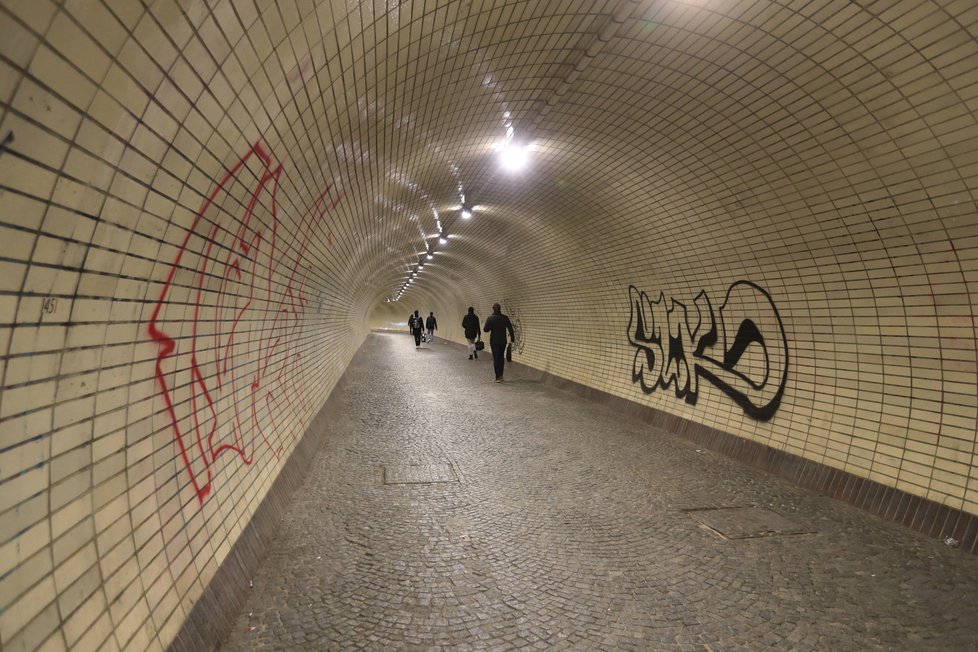 Žižkovským tunelem proudí denně stovky ba dokonce tisíce lidí. Málokteří z nich vědí, kolem jaké zajímavosti vlastně chodí.