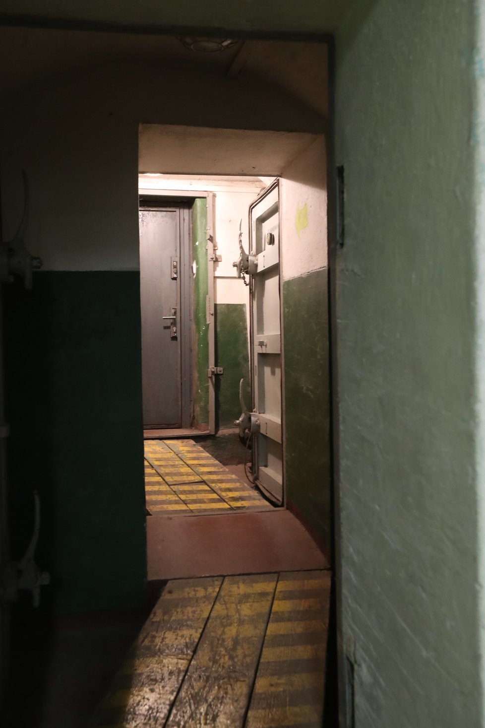 Vchod do krytu střeží hned několik dveří. Ty měly elmiminovat případné následky radioaktivního záření nebo tlakovou vlnu.