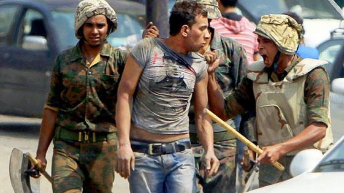Protiizraelské
nálady. Egyptští
vojáci zatýkají
demonstranta,
který se snažil
proniknout
k izraelské
ambasádě