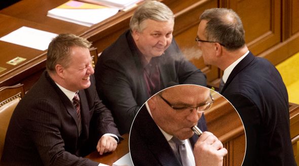 Veselo ve sněmovně: Kalousek foukal dým na ministra zdravotnictví Němečeka