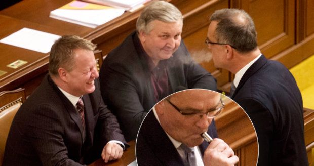 Jandák varoval před líbáním, Kalousek foukal dým na ministra. Kvůli zákazu kouření
