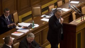 Veselo ve sněmovně: Kalousek foukal dým na ministra zdravotnictví Němečka.