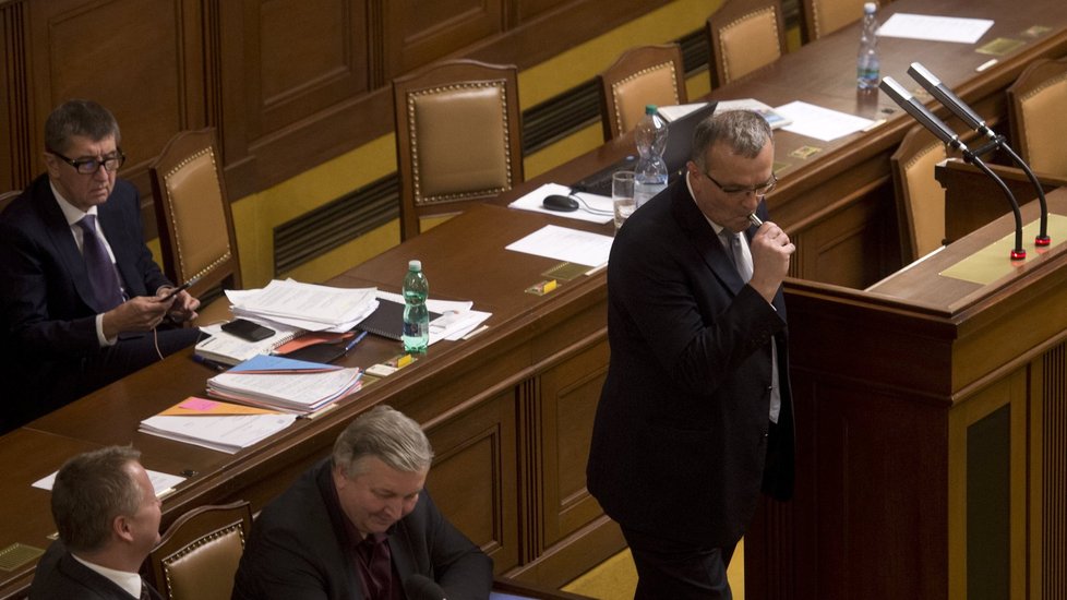 Veselo ve sněmovně: Kalousek foukal dým na ministra zdravotnictví Němečeka.