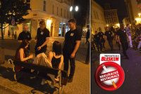 Metropole po zavedení nového zákona: Prahu obsadily davy kuřáků, krotili je »muži v černém«