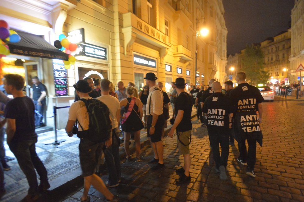 Skupinky o více než čtyřech lidech antikonfliktní tým s úctou obcházel, zajímal se hlavně o jednotlivce.