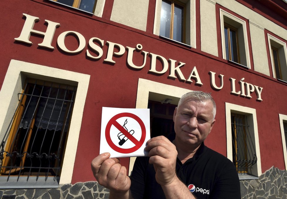 Restaurace zdobí symboly zákazu kouření. Jednou z nich je i Hospůdka U Lípy v Ústí nad Labem