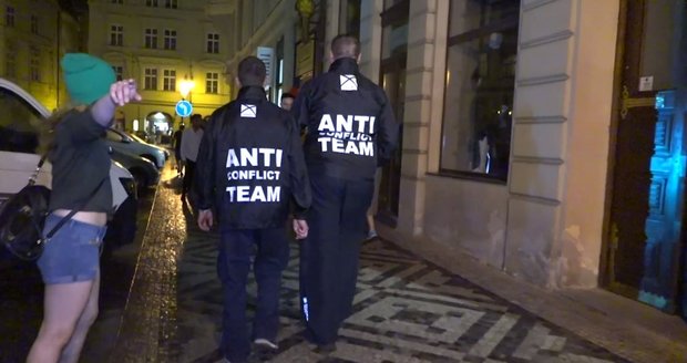 Centrum Prahy se každou noc mění v korzo opilých cizinců, jejich teritorium roste.