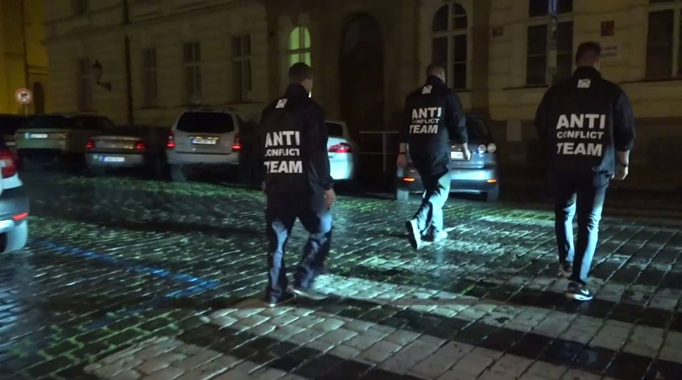 Antikonfliktní tým Prahy 1 znovu vyrazil do ulic, vyhnal ho déšť.
