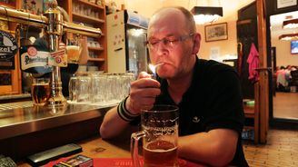 V českých hospodách začal platit zákaz kouření. Pokuty ale začnou padat až v srpnu