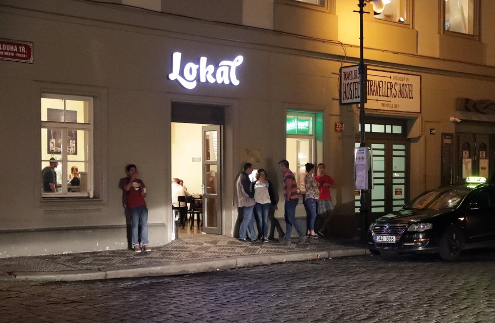 Tak to vypadalo v Česku v noci, kdy začal platit protikuřácký zákon