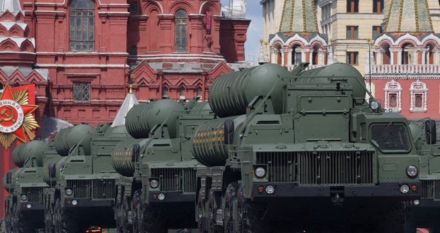 Ošizená ruská přehlídka: Putinovi chyběly nové zbraně, tasil raketový systém, tanky a obrněnce