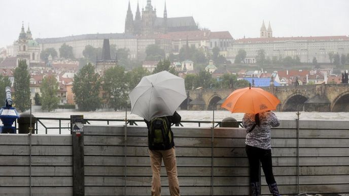 Protipovodňové zábrany na Smetanově nábřeží v Praze při povodni.