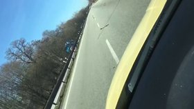 Řidič na Budějovicku natočil vozidlo, které si  to směrem z Českých Budějovic na Hlubokou nad Vltavou uhánělo v protisměru