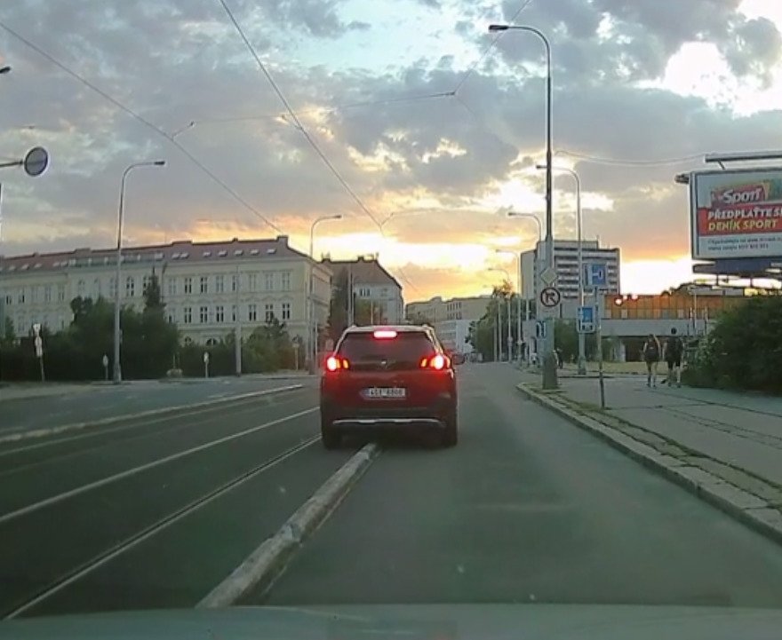 Řidič vjel s autem do protisměru na Argentinské v Praze 7, 20. července 2020.