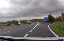 Riskantní jízda na D7: Řidič jel několik kilometrů v protisměru! 