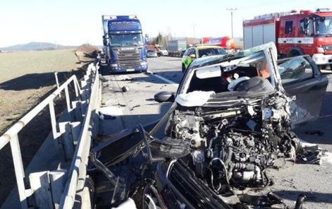 Důchodce (†83), který způsobil srážku na dálnici D5 u Rokycan, včera zemřel v nemocnici. Druhý řidič je vážně zraněn.