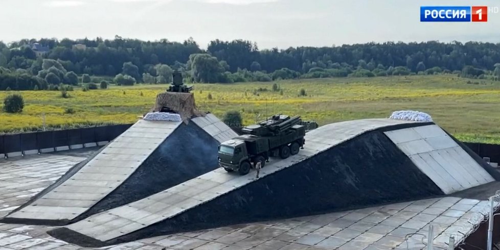 Rossija 1 ukázala budování protivzdušné obrany (3. 9. 2023).