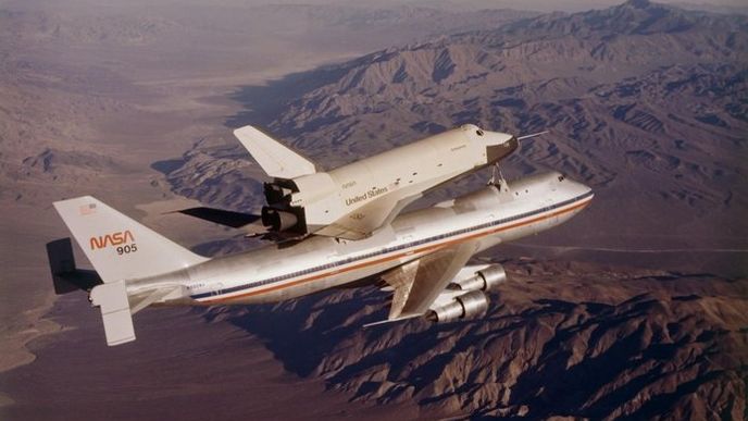 Prototyp raketoplánu nazvyný Enterprise při prvních letových zkouškách na "zádech" Boeingu 747 v roce 1977