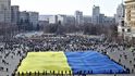 Proukrajinští aktivisté rozvinuli během protestů za integritu Ukrajiny v Charkově ohromnou vlajku