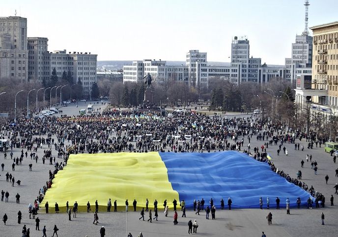 Proukrajinští aktivisté rozvinuli během protestů za integritu Ukrajiny v Charkově ohromnou vlajku