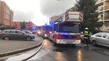 Hasiče zaměstnal požár bytu na východě Prahy. 30 obyvatel evakuovaných, jeden zraněný 