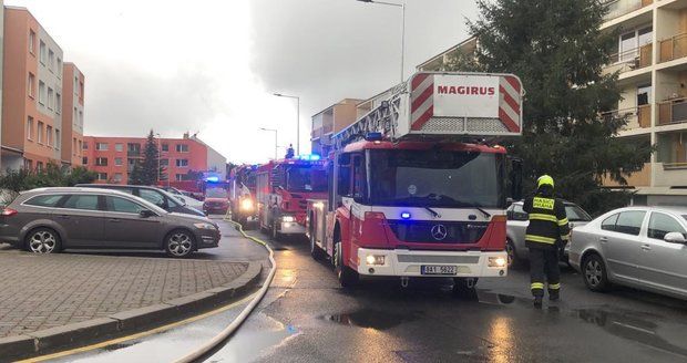 Hasiče zaměstnal požár bytu na východě Prahy. 30 obyvatel evakuovaných, jeden zraněný 