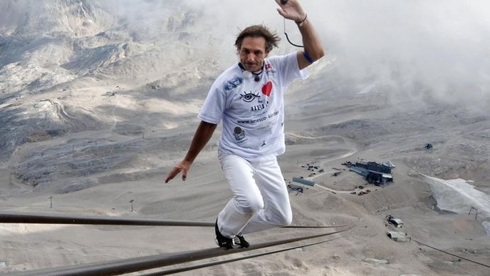 Provazochodec Freddy Nock vystupuje po laně lanovky na vrchol Zugspitze