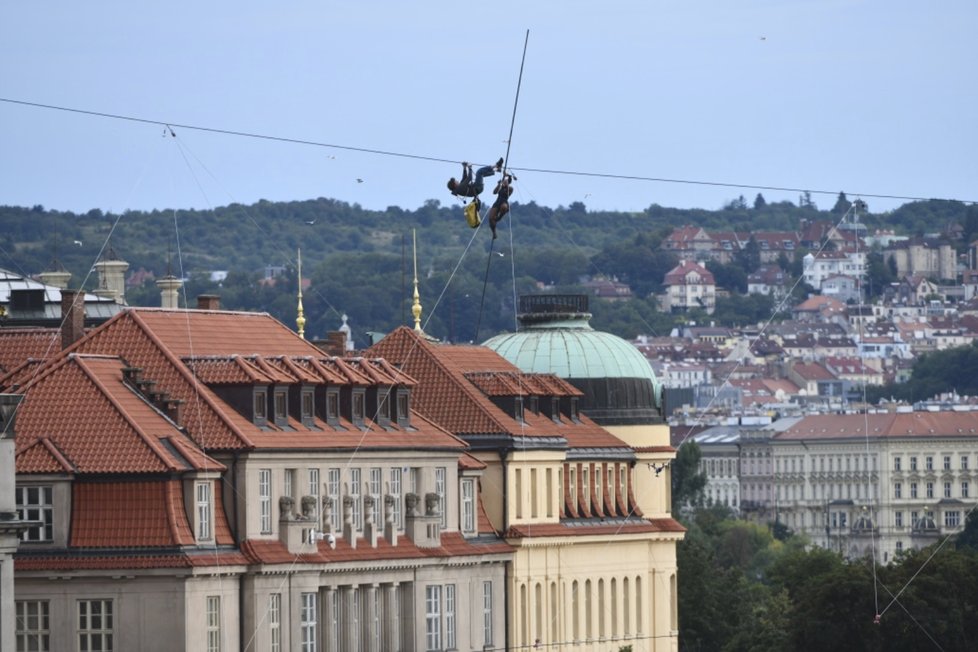 Poslední trénink provazochodkyně před zítřejší show v Praze