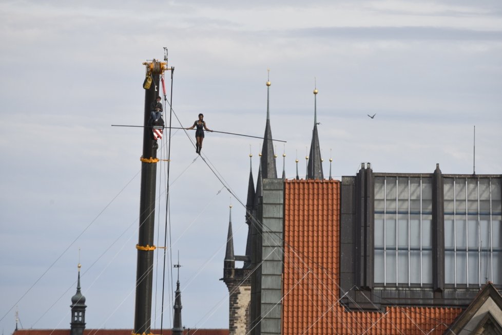 Poslední trénink provazochodkyně před zítřejší show v Praze.