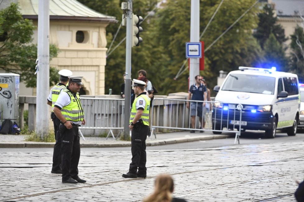 Poslední trénink provazochodkyně před zítřejší show v Praze.