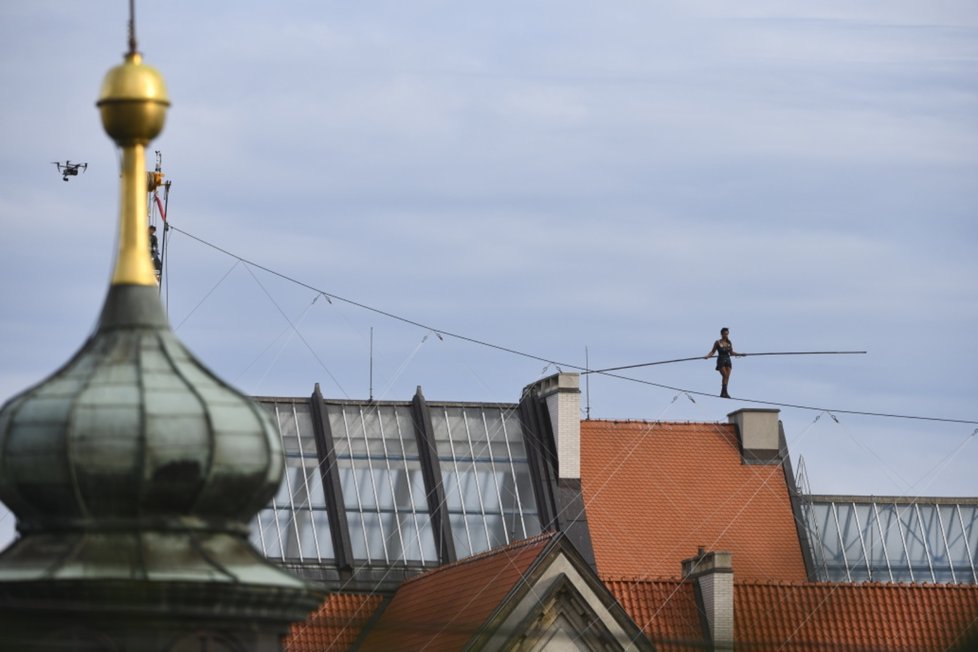 Poslední trénink provazochodkyně před zítřejší show v Praze.