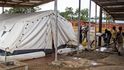 Provizorní léčebné centrum eboly nedaleko Freetownu v Sierra Leone