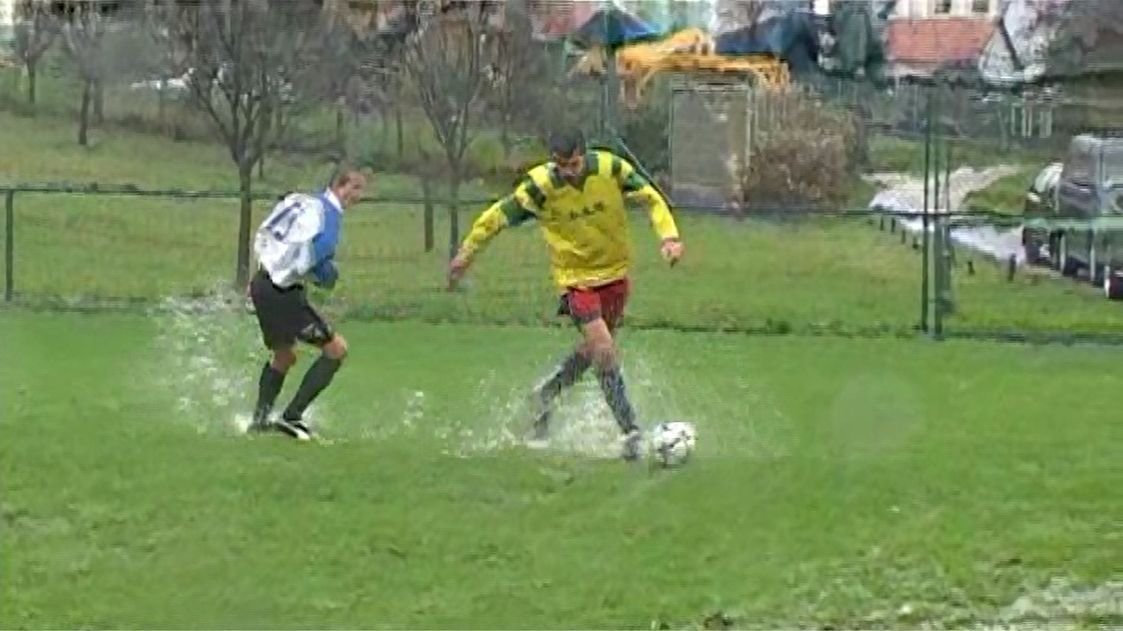 Plavecké závody? Kdeže! Tající sníh udělal paseku na hřišti, kde se utkali hráči Provodova a Vlachovic. Hráli doslova čvachtanou...