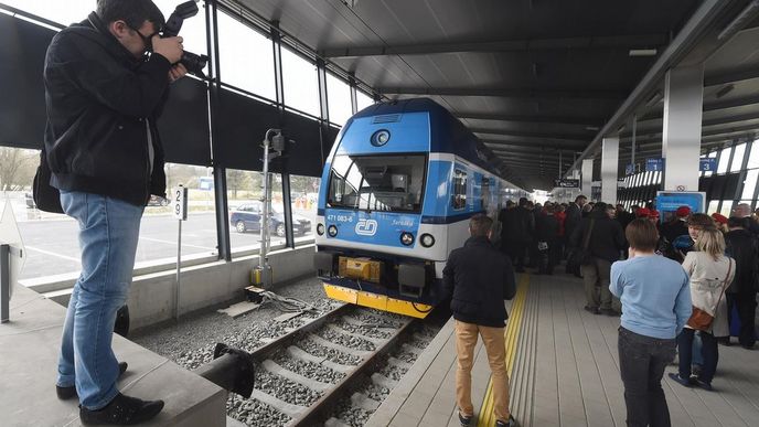 Provoz na nové železniční trati ze Studénky na letiště v Mošnově (na snímku) byl 13. dubna slavnostně zahájen.