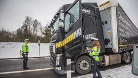 Slováci mění pravidla na silnicích. Zpřísní tresty i za mobily za volantem