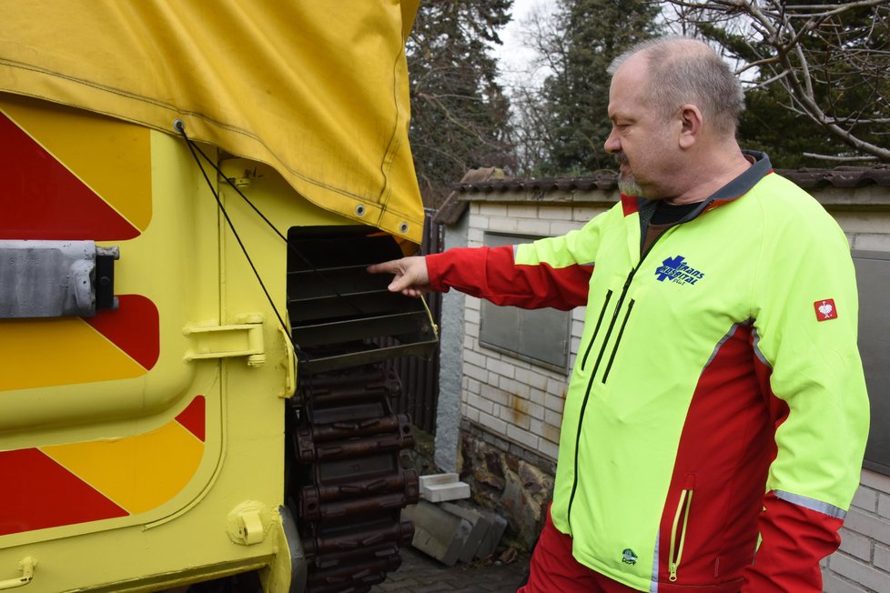 Šrouby k pohonu ve vodě byste hledali marně. Stroj se rozjede na hladině až na 8 km/h jen díky pohybu pásů a speciálním lamelám za nimi.